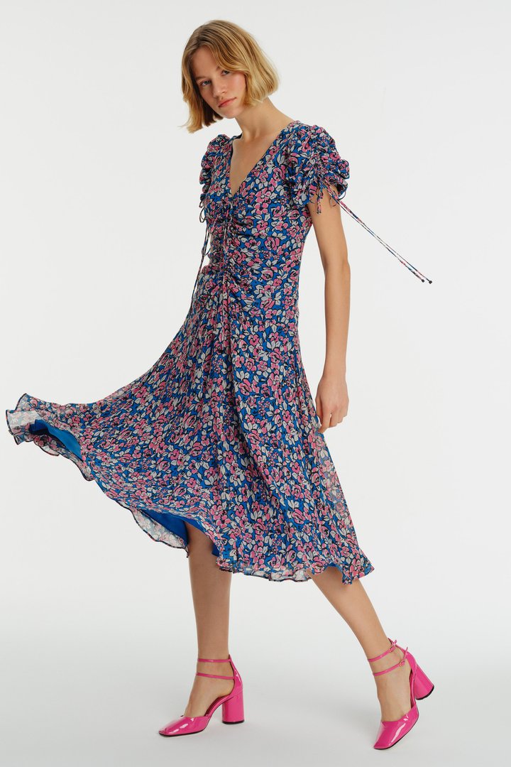 V Yaka Çiçek Desenli Büzgü Detaylı Midi Şifon Elbise