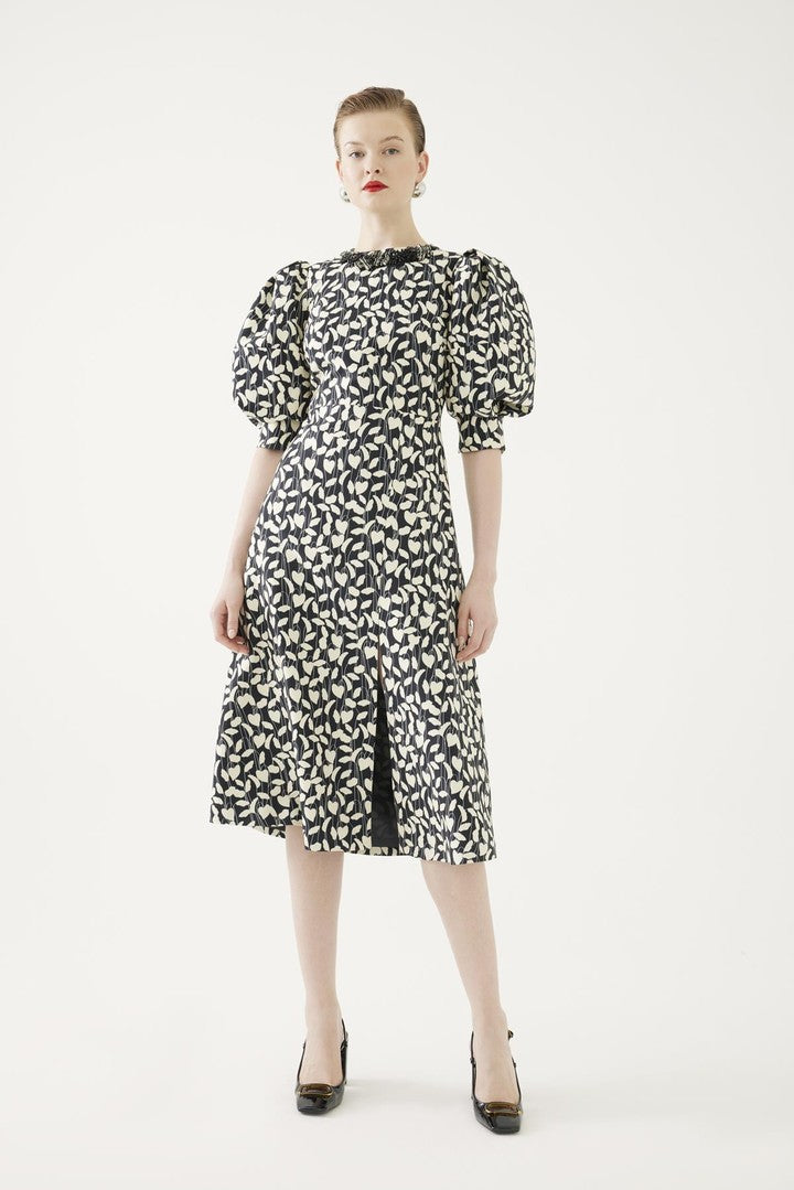 Yakası İşleme Detaylı Desenli Elbise