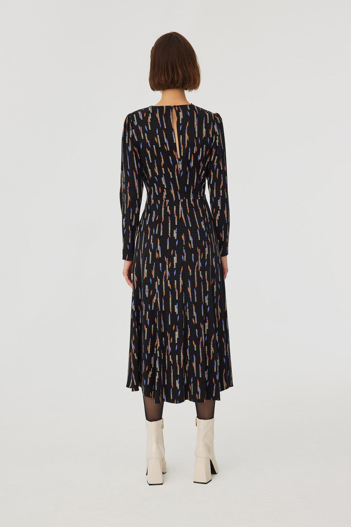 V Yakalı İşleme Detaylı Elbise