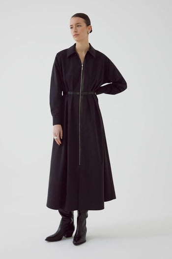 Fermuarlı ve Deri Detaylı Yırtmaçlı Bele Oturan Siyah Midi Elbise