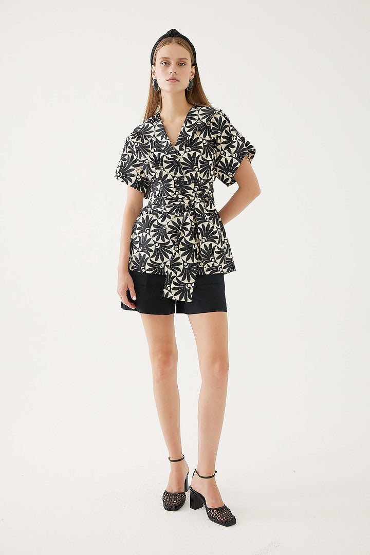 Kruvaze Kesimli Yaprak Desenli Bluz