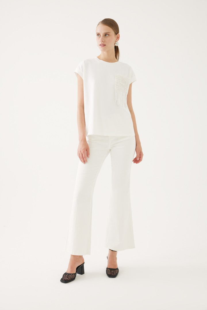 İşleme Detaylı ve Kısa Kollu Beyaz Tişört