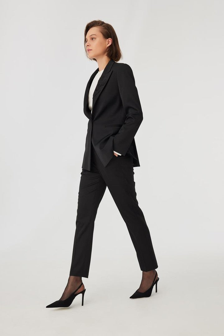 Parlak Görünümlü Yakası Nakış Detaylı Ceket