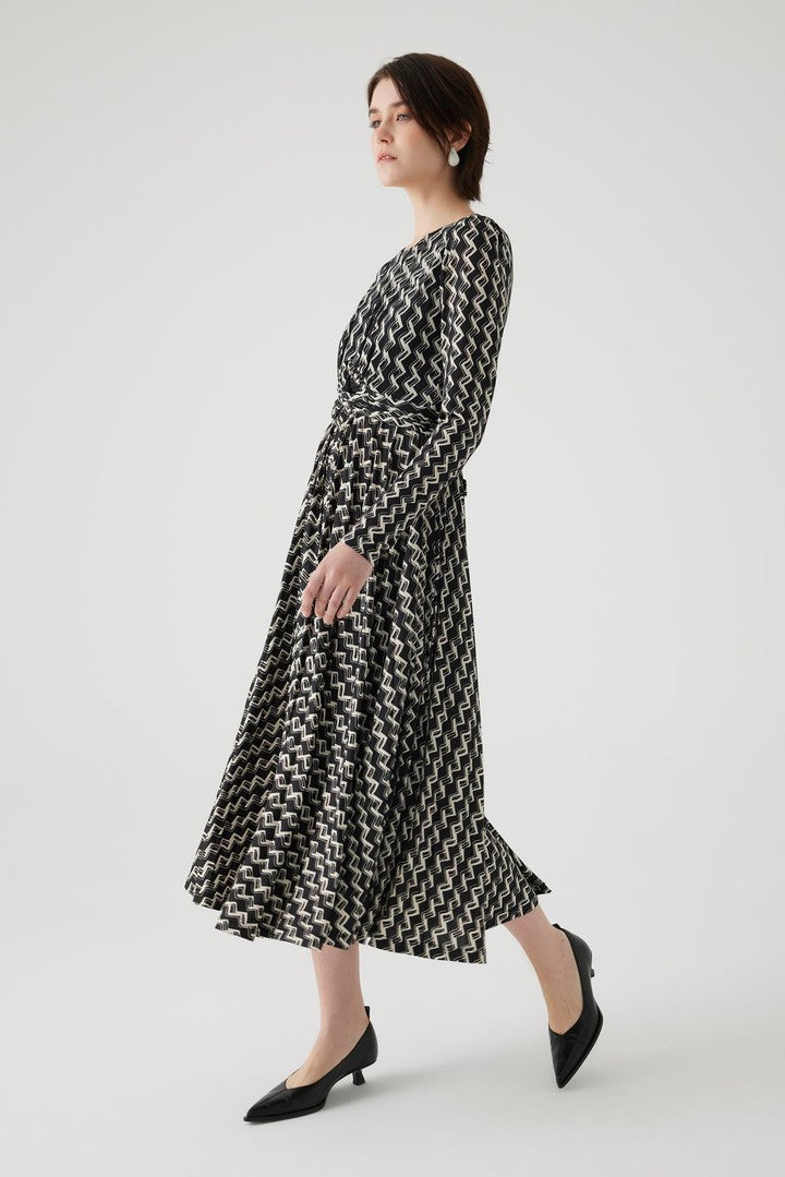 Geometrik Desenli Bağlama Detaylı Likralı Midi Örme Elbise