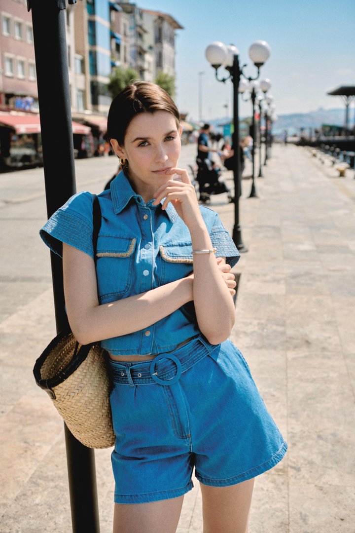 Kemerli Jean Görünümlü Rahat Şort Modeli