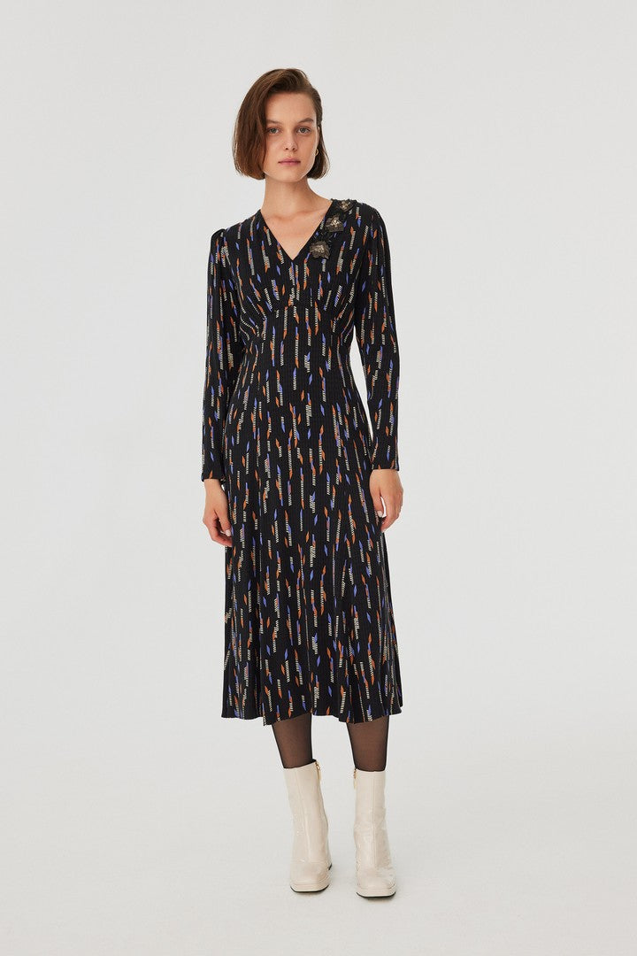 V Yakalı İşleme Detaylı Elbise