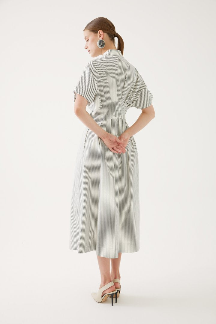 Çiçek İşlemeli ve Çizgili Elbise Tasarımı