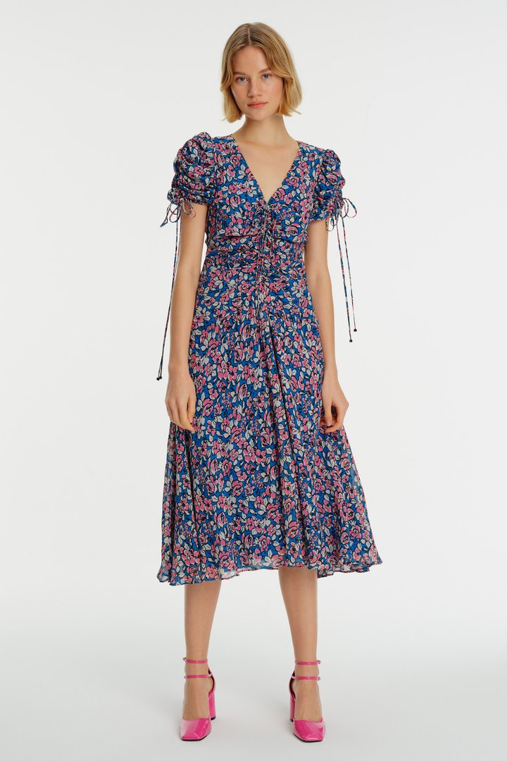 V Yaka Çiçek Desenli Büzgü Detaylı Midi Şifon Elbise