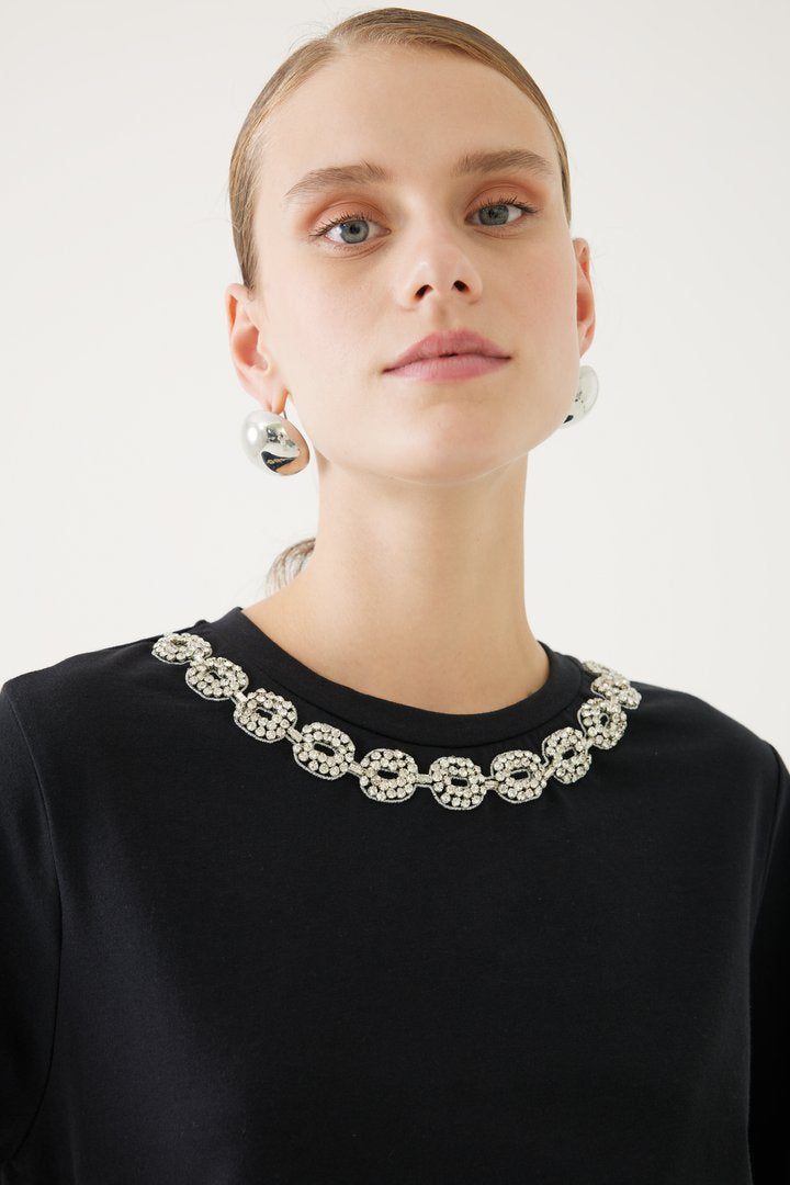 Yakası Taşlı ve Kısa Kollu Tişört