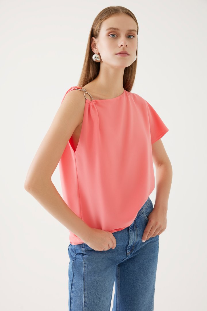 Tek Omuzlu ve Kayık Yakalı Polyester Bluz