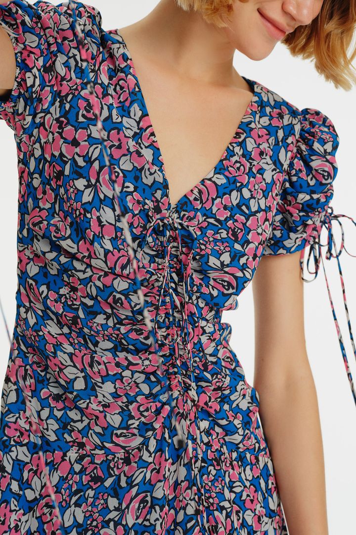 V Yaka Çiçek Desenli Büzgü Detaylı Midi Şifon Elbise