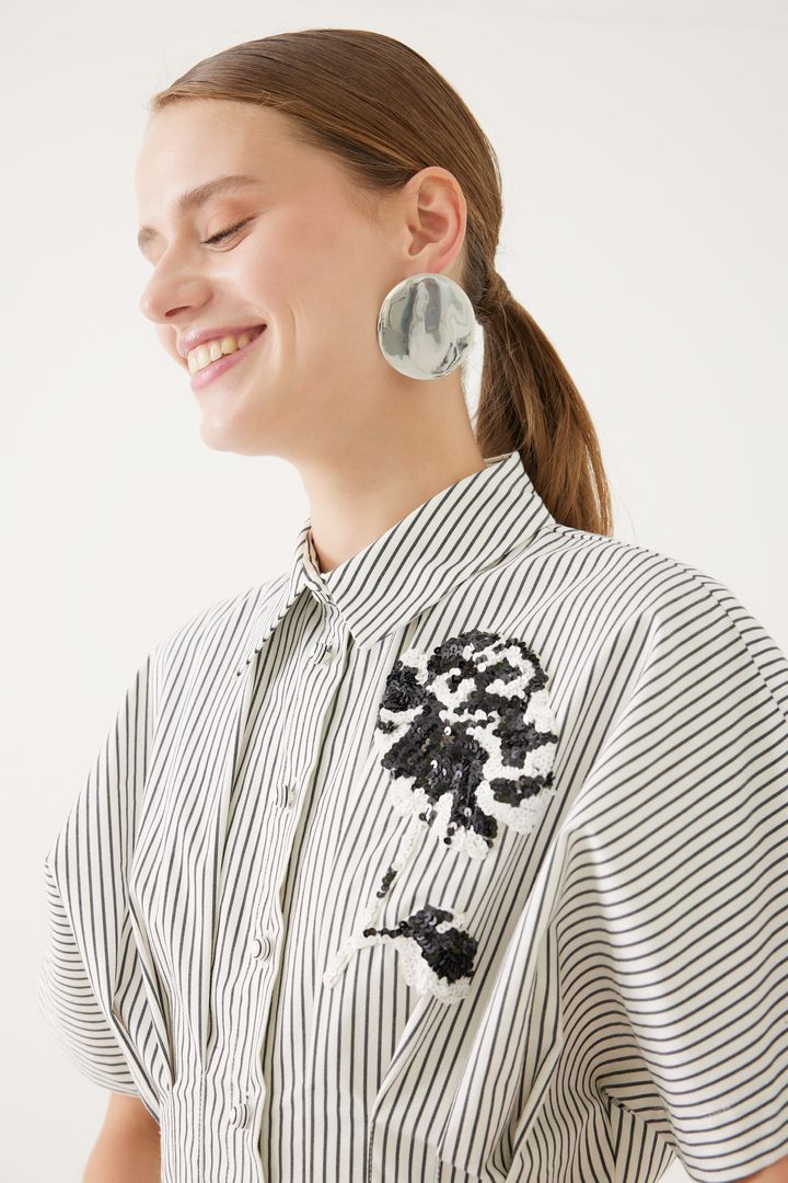 Çiçek İşlemeli ve Çizgili Elbise Tasarımı