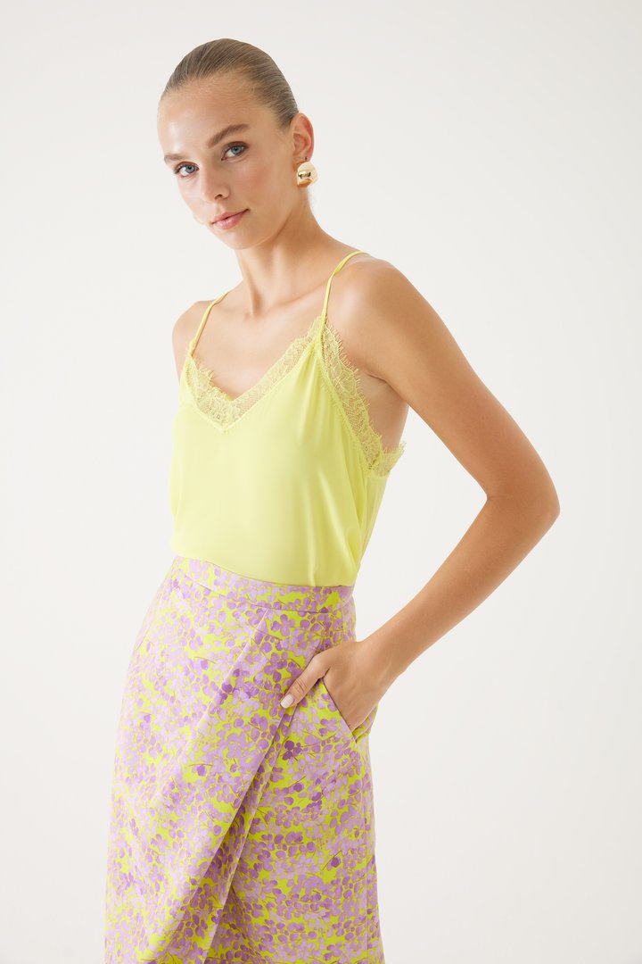 Askılı ve Yakası Dantelli Polyester Bluz