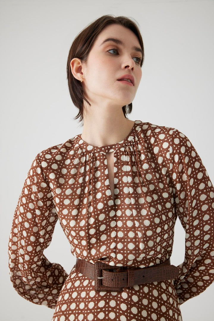 Sepet Desenli Şifon Bele Oturan Kemerli Kahve Midi Elbise