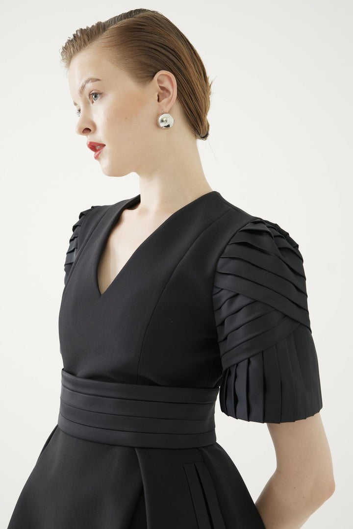 Kol ve Bel Detaylı Siyah Elbise