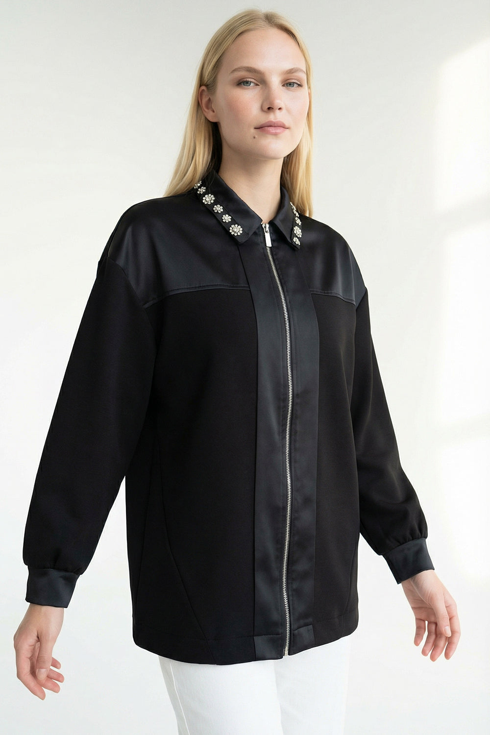 Yakası Kristal Taş İşlemeli Fermuarlı Regular Sweatshirt