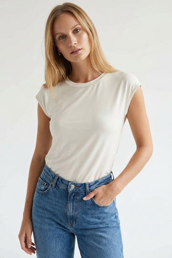 Sade Ve Düz Tasarıma Sahip Tişört