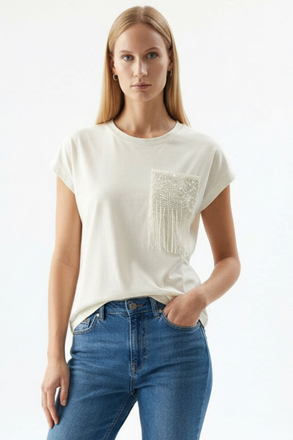 İşleme Detaylı ve Kısa Kollu Beyaz Tişört