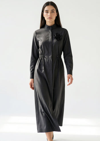 Hakim Yaka Büzgülü Deri Aksesuarlı Uzun Dokuma Elbise