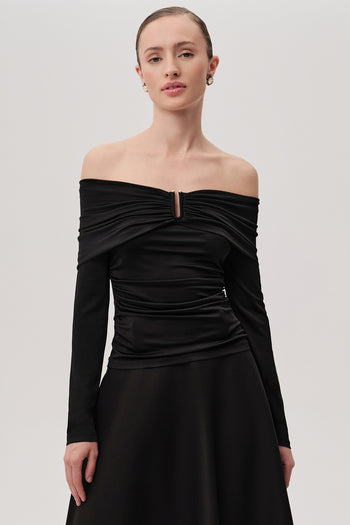 Omzu Açık Drape Detaylı Uzun Kollu Slim Fit Örme Siyah Bluz