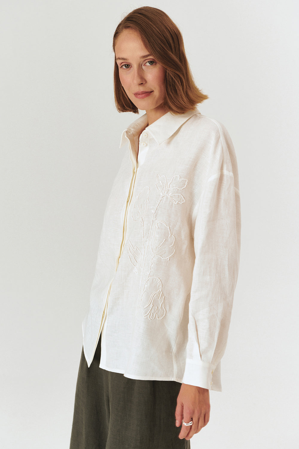 Çiçek İşlemeli Regular Beyaz Keten Gömlek