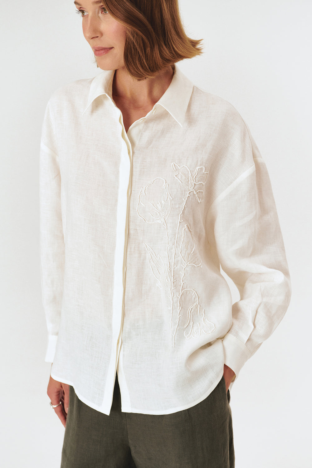 Çiçek İşlemeli Regular Beyaz Keten Gömlek