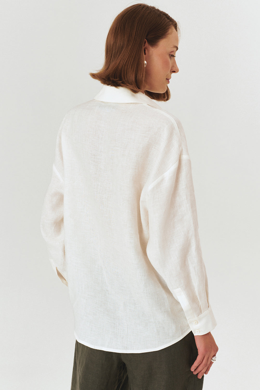 Çiçek İşlemeli Regular Beyaz Keten Gömlek