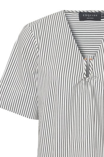 Yakası Toka Detaylı Pileli Rahat Kesim Çizgili Pamuklu Elbise