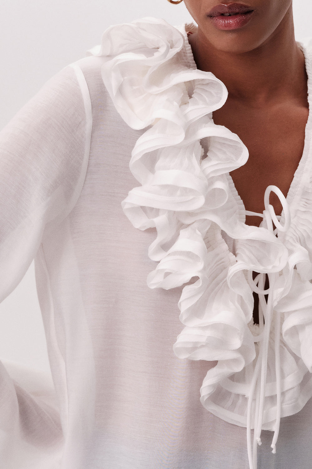Yakası Fırfır Volanlı Uzun Kollu Regular Beyaz Bluz