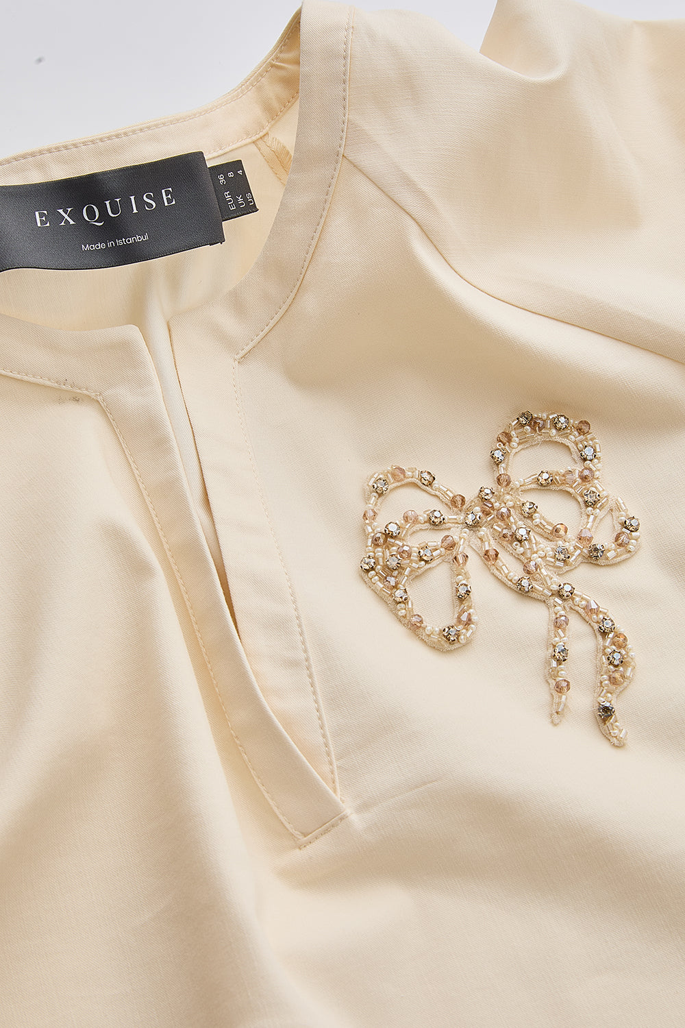 V Yaka İşlemeli Kısa Kollu Regular Krem Bluz