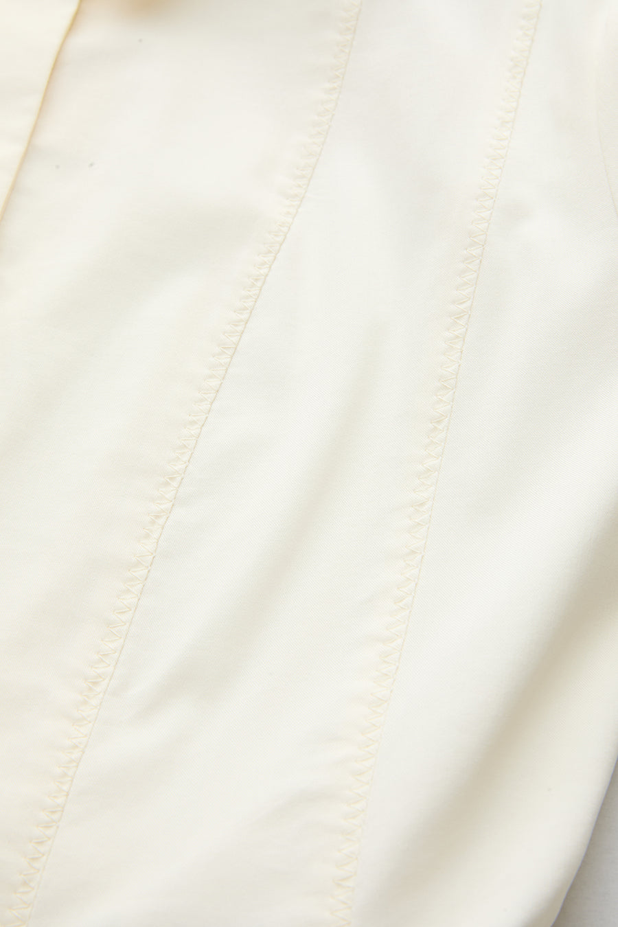 Bele Oturan Pileli Uzun Kollu Slim Fit Ekru Gömlek