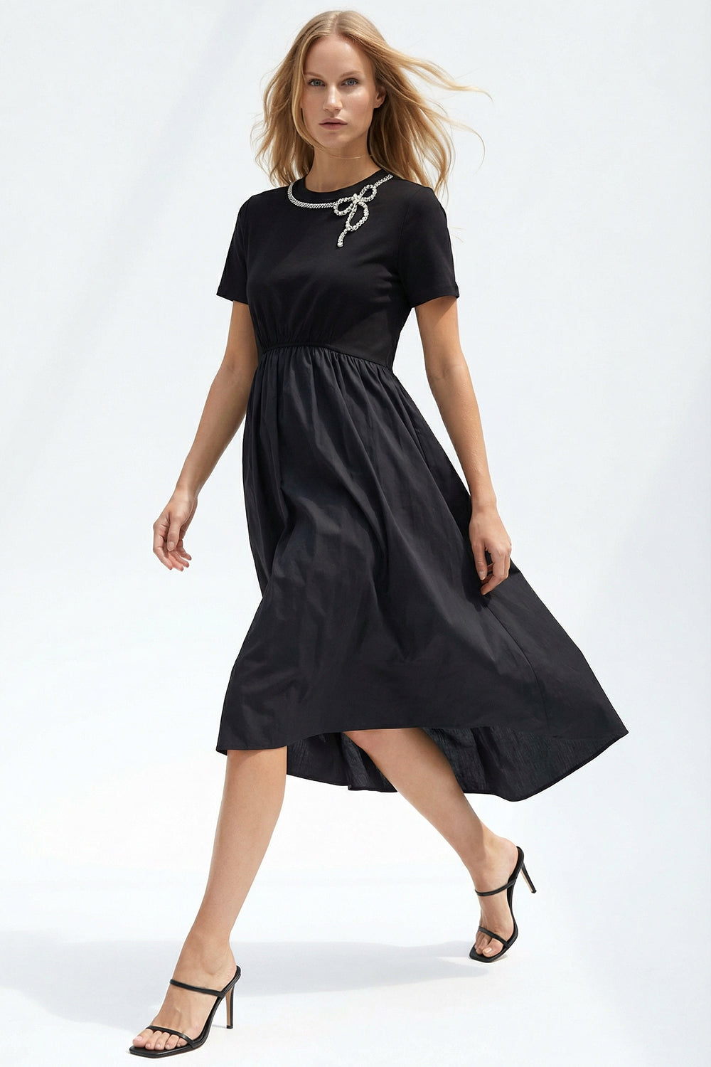 Yakası İşlemeli Maxi Elbise