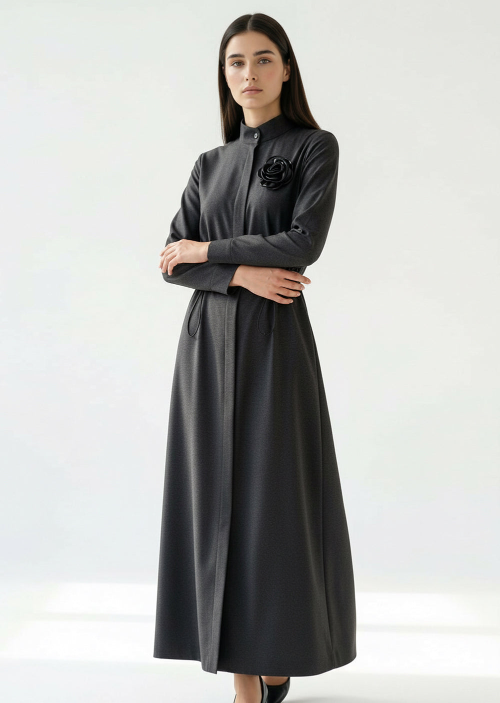 Hakim Yaka Büzgülü Deri Aksesuarlı Uzun Dokuma Elbise