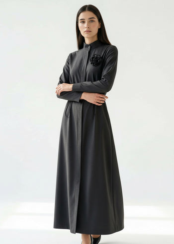 Hakim Yaka Büzgülü Deri Aksesuarlı Uzun Dokuma Elbise