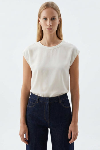 Sade Ve Düz Tasarıma Sahip Tişört