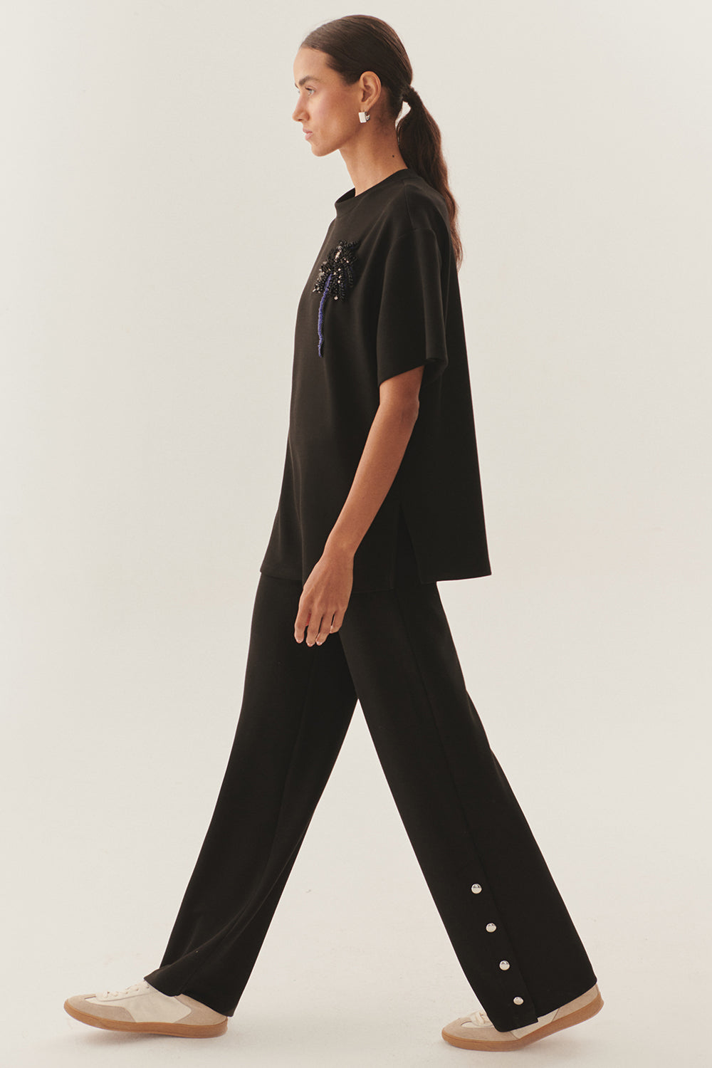 İşlemeli Siyah Rahat Kesim Bisiklet Yaka Regular Örme Tişört