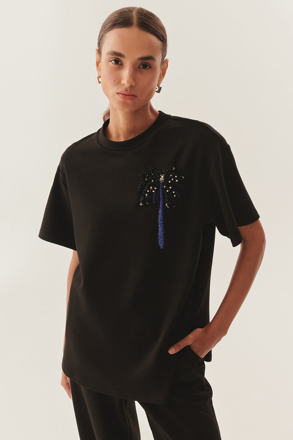 İşlemeli Siyah Rahat Kesim Bisiklet Yaka Regular Örme Tişört