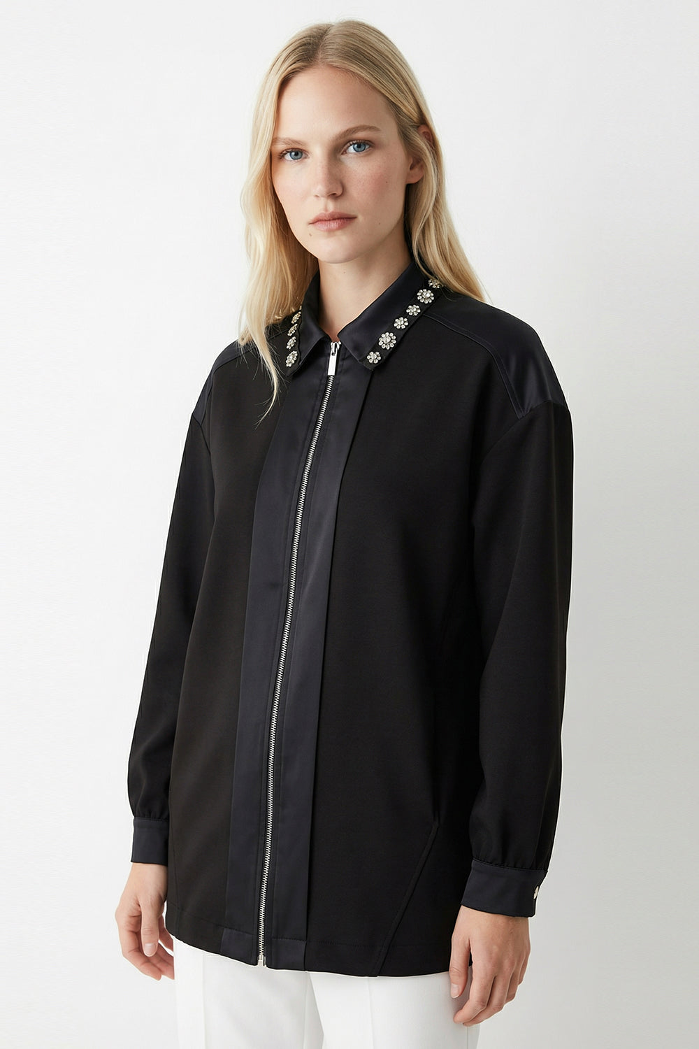 Yakası Kristal Taş İşlemeli Fermuarlı Regular Sweatshirt