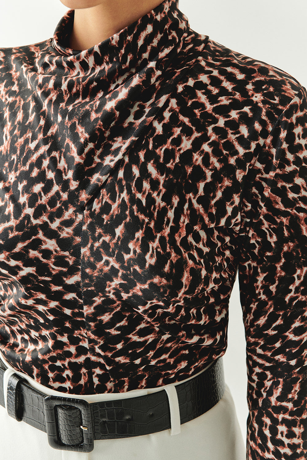 Leopar Desenli Boğazlı Slim Fit Uzun Kollu Örme Bluz