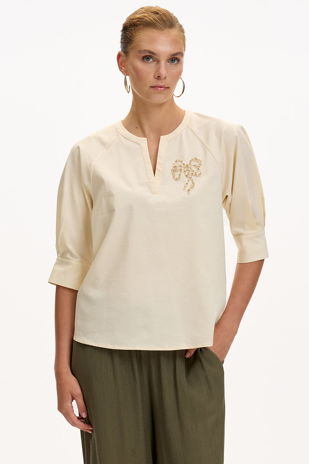 V Yaka İşlemeli Kısa Kollu Regular Krem Bluz
