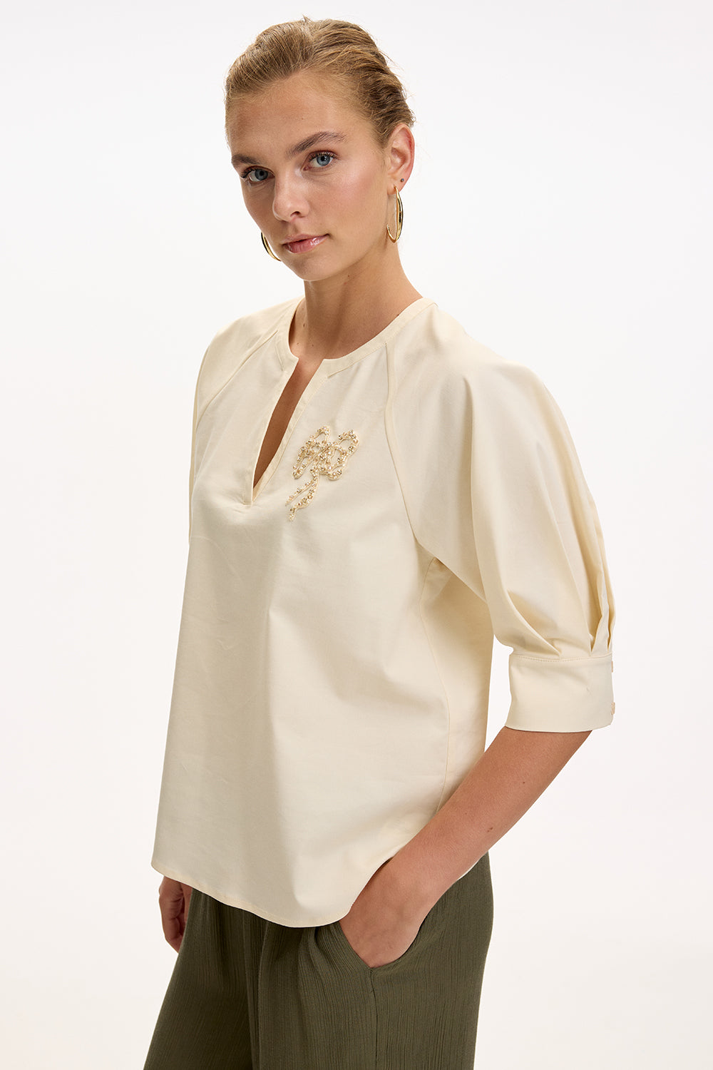 V Yaka İşlemeli Kısa Kollu Regular Krem Bluz