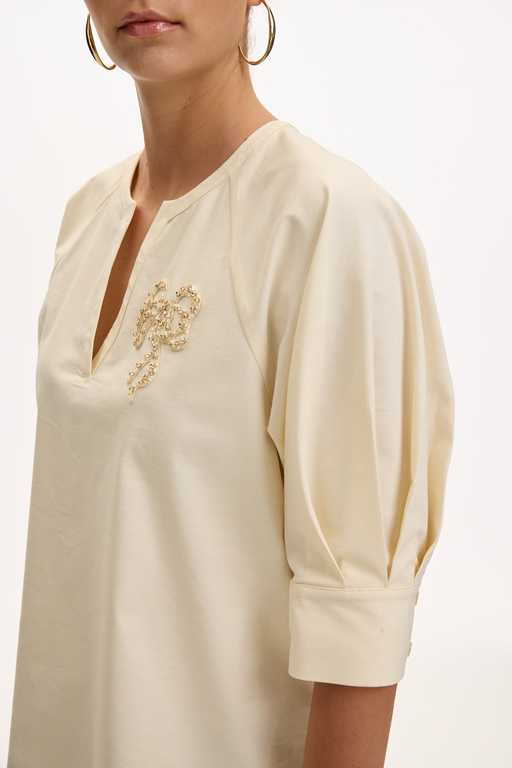 V Yaka İşlemeli Kısa Kollu Regular Krem Bluz