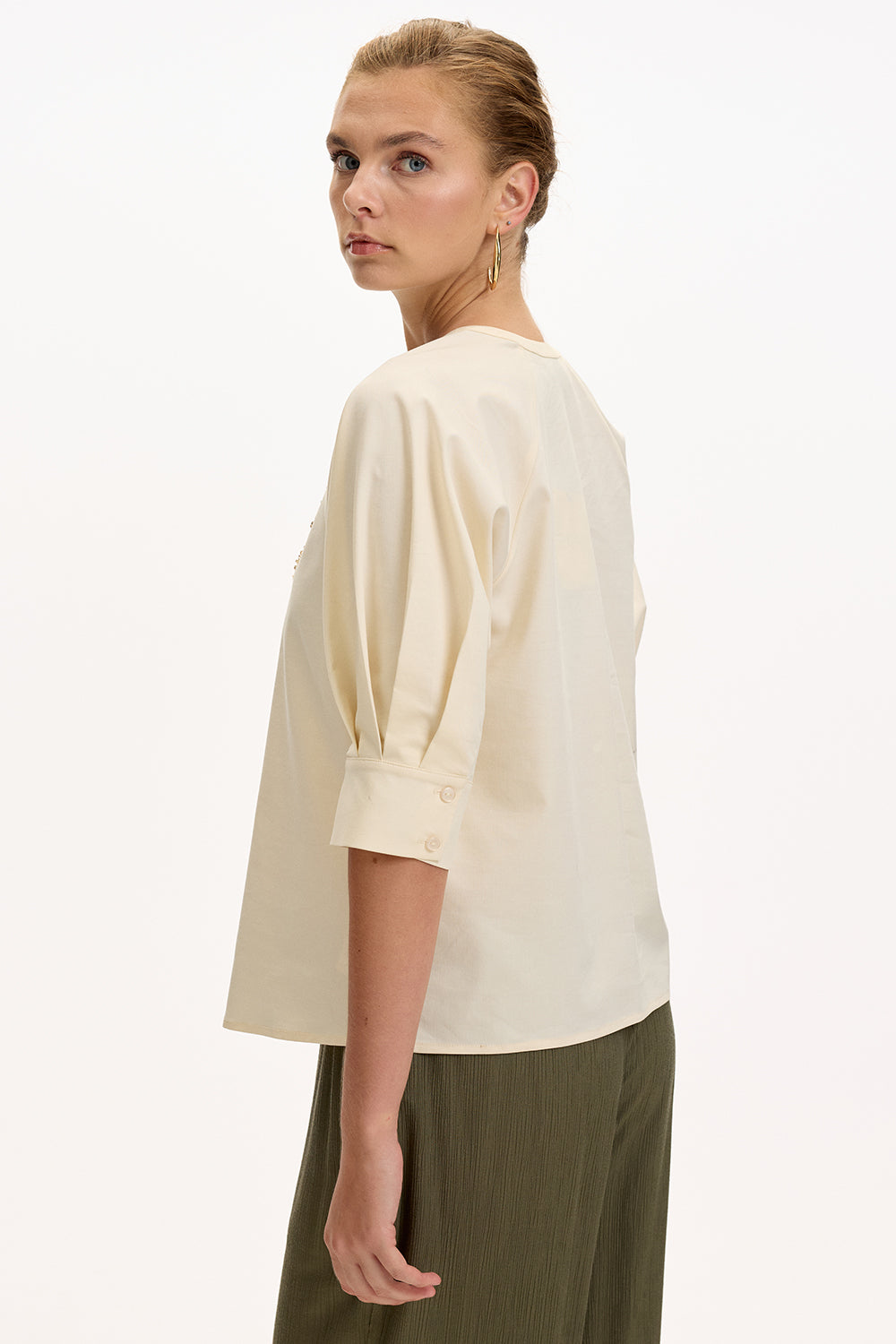 V Yaka İşlemeli Kısa Kollu Regular Krem Bluz