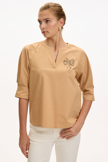 V Yaka İşlemeli Kısa Kollu Regular Camel Bluz