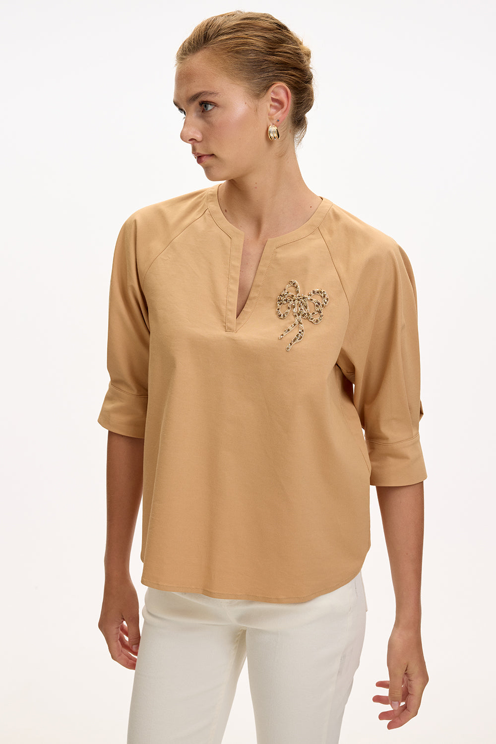 V Yaka İşlemeli Kısa Kollu Regular Camel Bluz