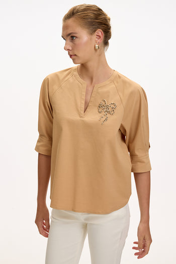 V Yaka İşlemeli Kısa Kollu Regular Camel Bluz
