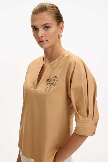 V Yaka İşlemeli Kısa Kollu Regular Camel Bluz