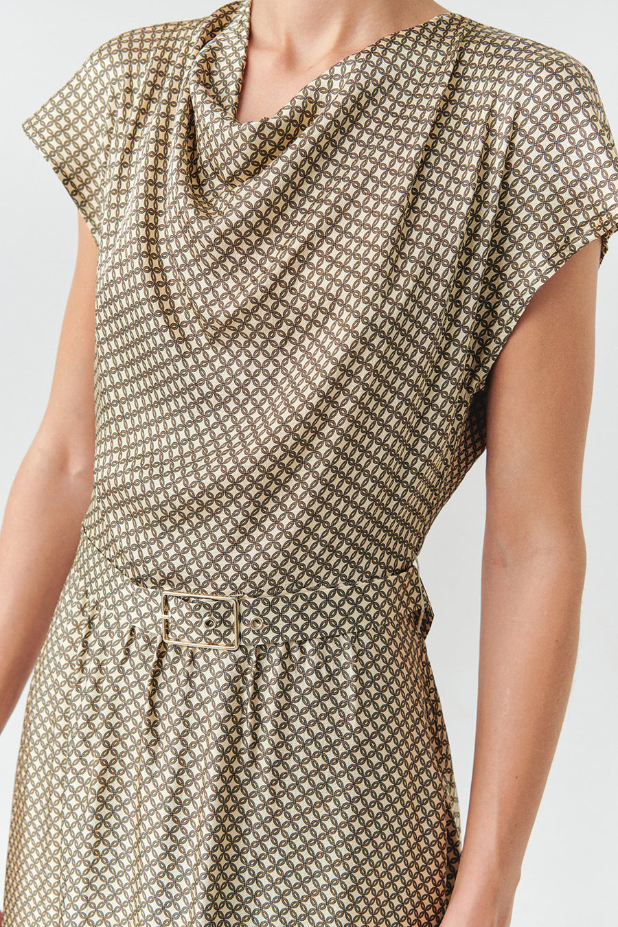 Desenli Degaje Yaka Kemerli Kolsuz Slim Fit Midi Elbise