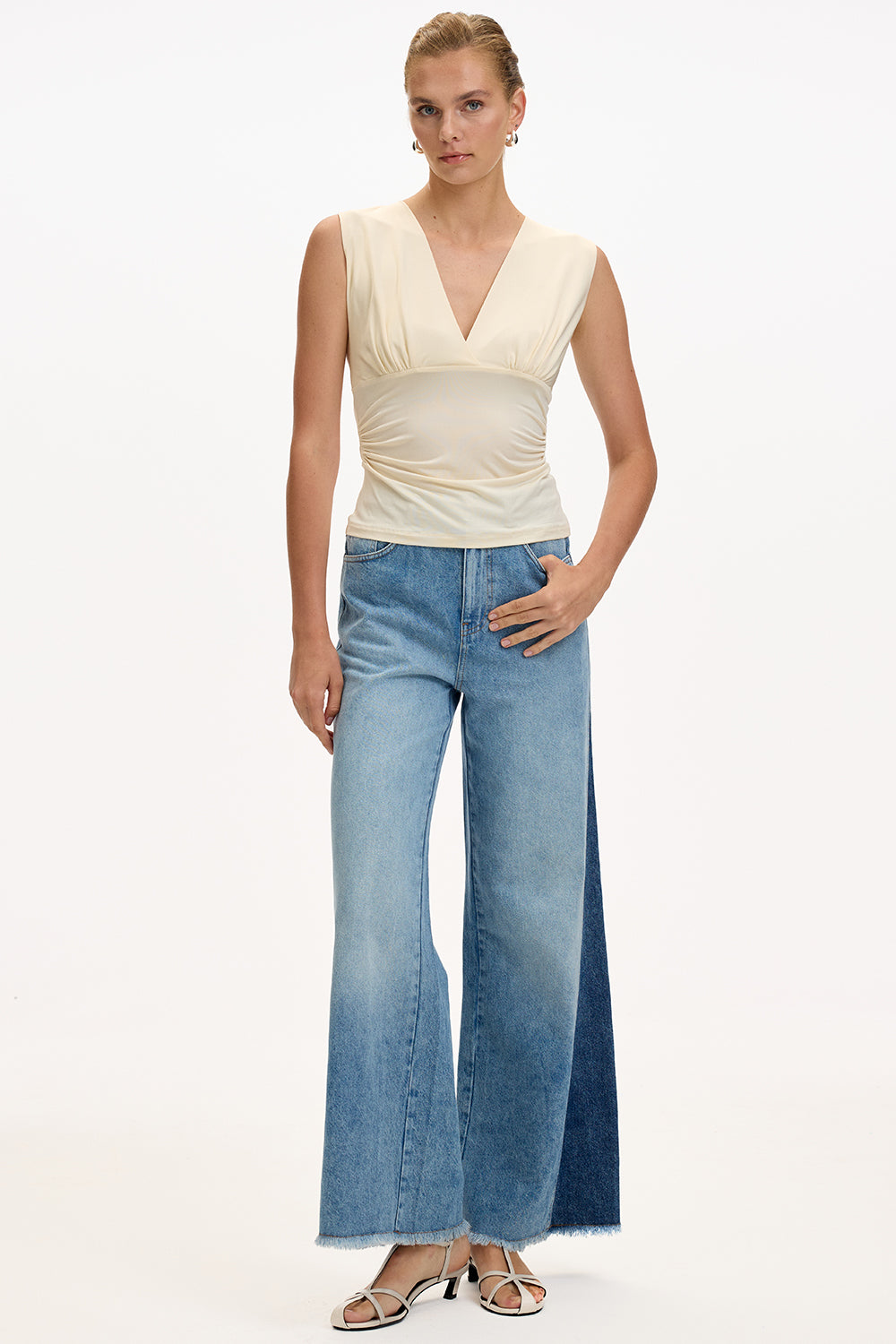 V Yaka Kolsuz Yanları Büzgülü Slim Fit Örme Ekru Bluz