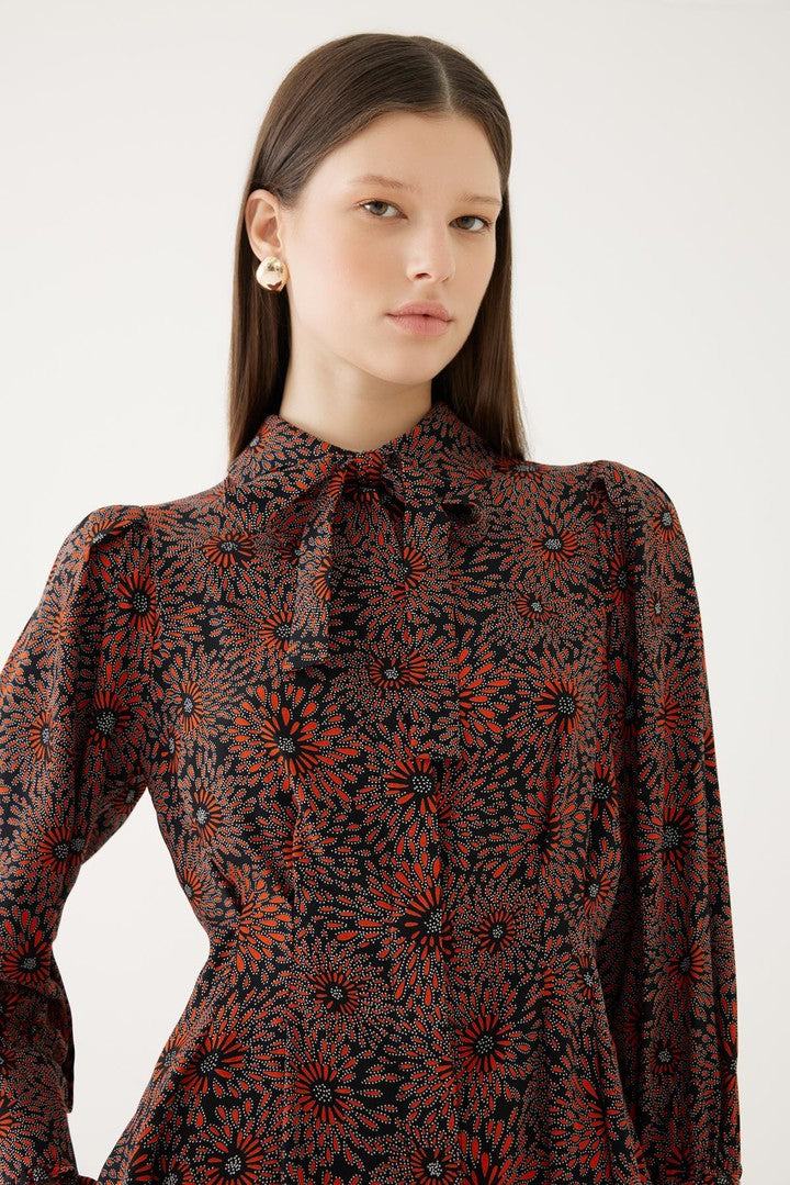 Yakası Bağlamalı Desenli Gömlek